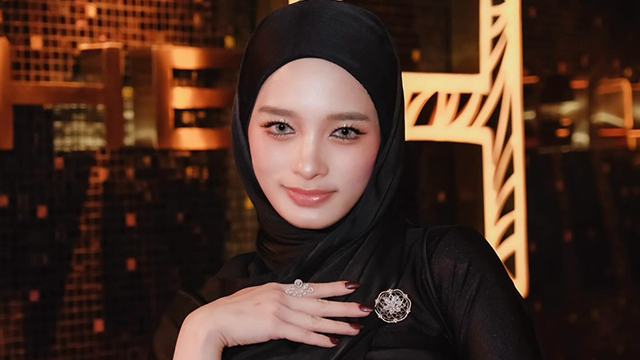 Inara Rusli Pamer Akta Cerai